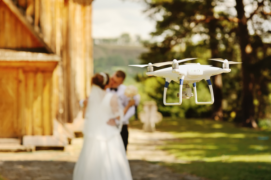 Umowa z kamerzystą - dron nagrywa parę