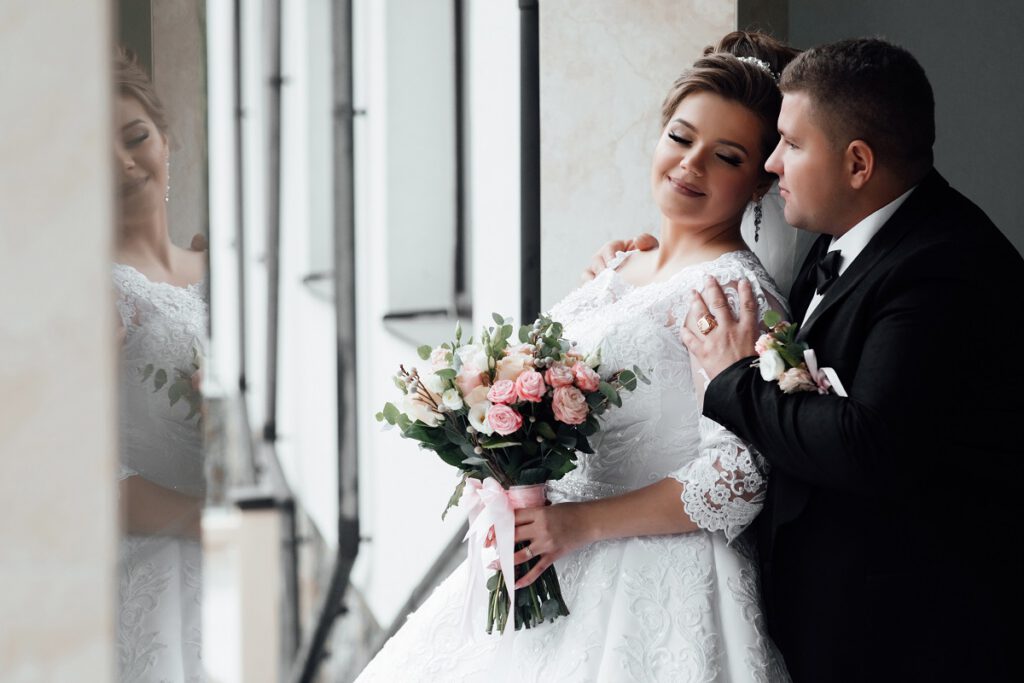 suknie ślubne dla puszystych - panna młoda i pan młody w rozmiarze plus size