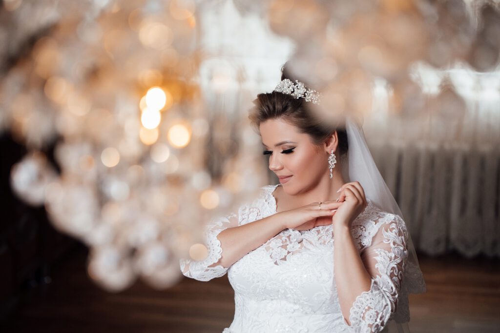 suknie ślubne dla puszystych - piękna panna młoda plus size z diademem we włosach