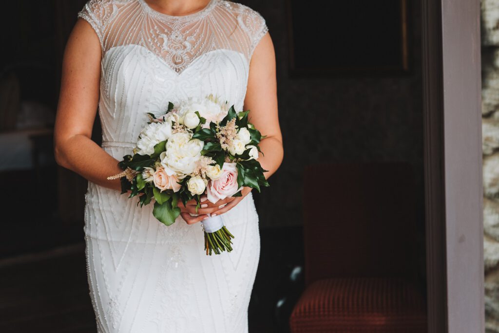 suknie ślubne dla puszystych - panna młoda w białej sukni plus size