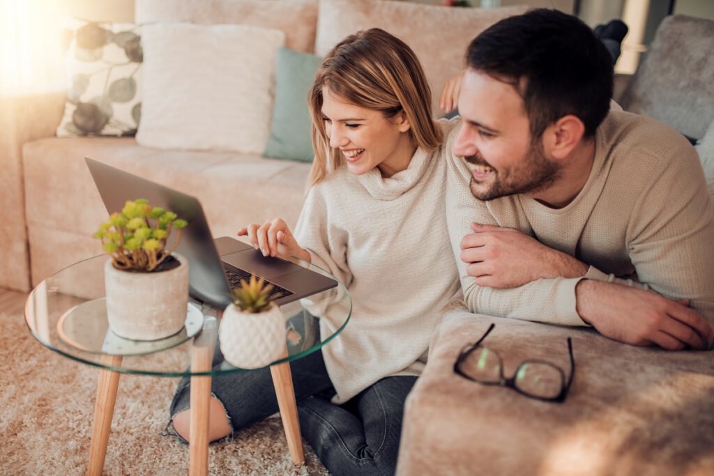 zaproszenia ślubne online - uśmiechnięci kobieta i mężczyzna w domu