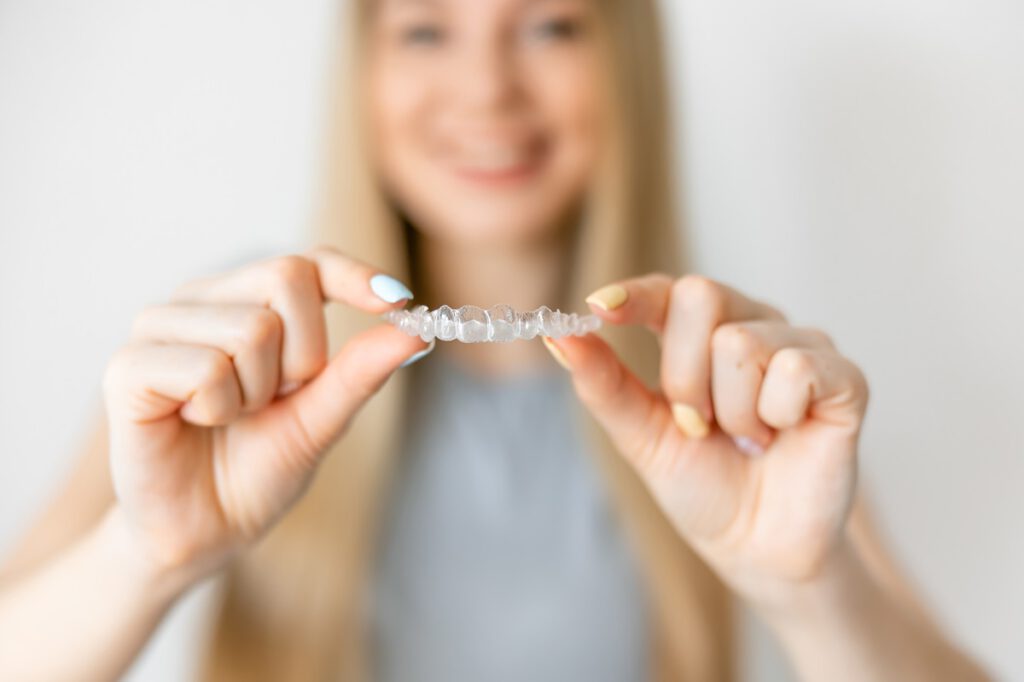 panna młoda z aparatem nakładkowym