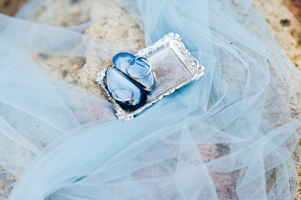 Wesele nad morzem - obrączki ślubne na błękitnym materiale
