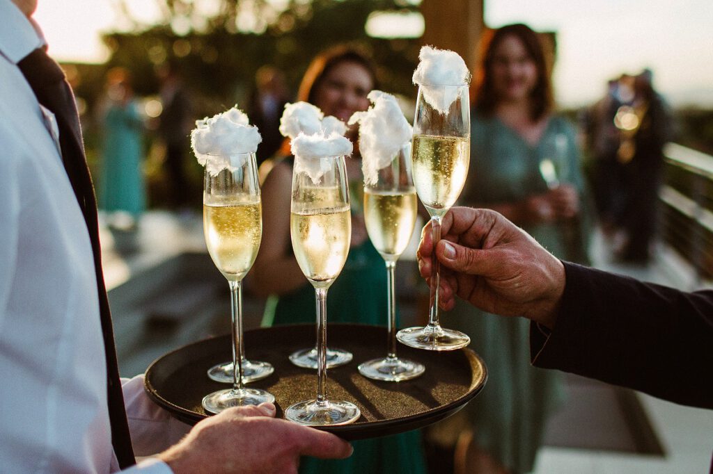 Atrakcje na wesele - kelner serwujący prosecco z prosecco vana