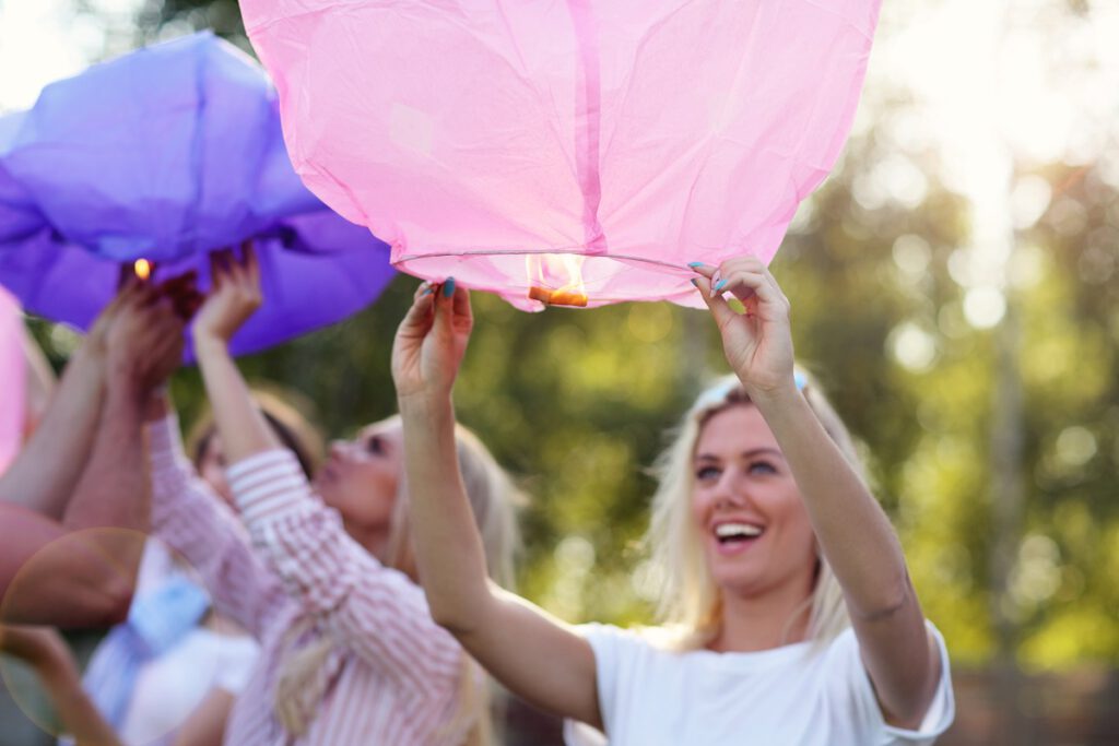 Atrakcje na wesele - kobieta wypuszczająca lampion szczęścia