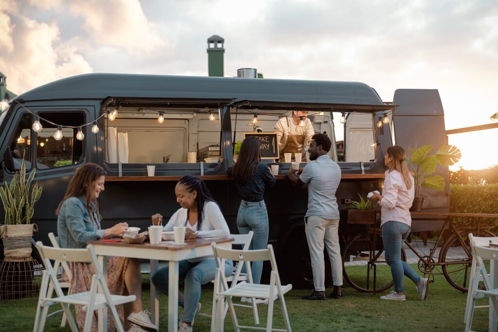 Atrakcje na wesele - goście weselni jedzący potrawy z food trucka