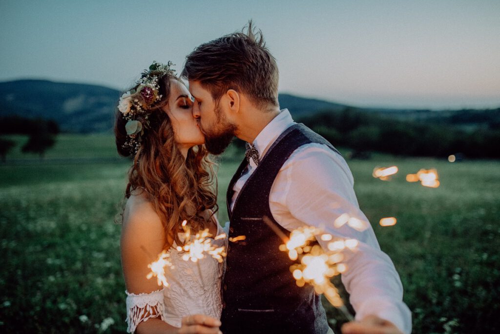 Atrakcje na wesele - sesja boho pary młodej z zimnymi ogniami