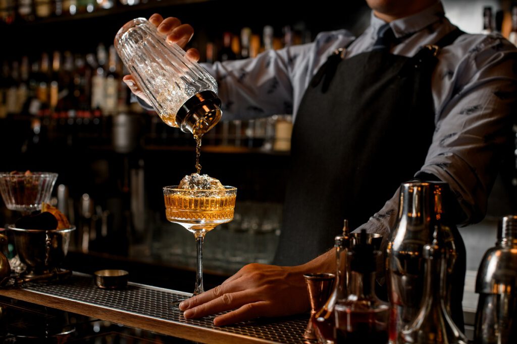 Atrakcje na wesele - barman na weselu przygotowuje efektownego drinka