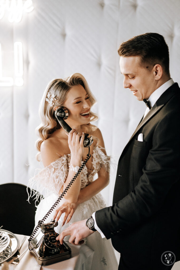para młoda korzystająca z księgi gości audio w formie telefonu