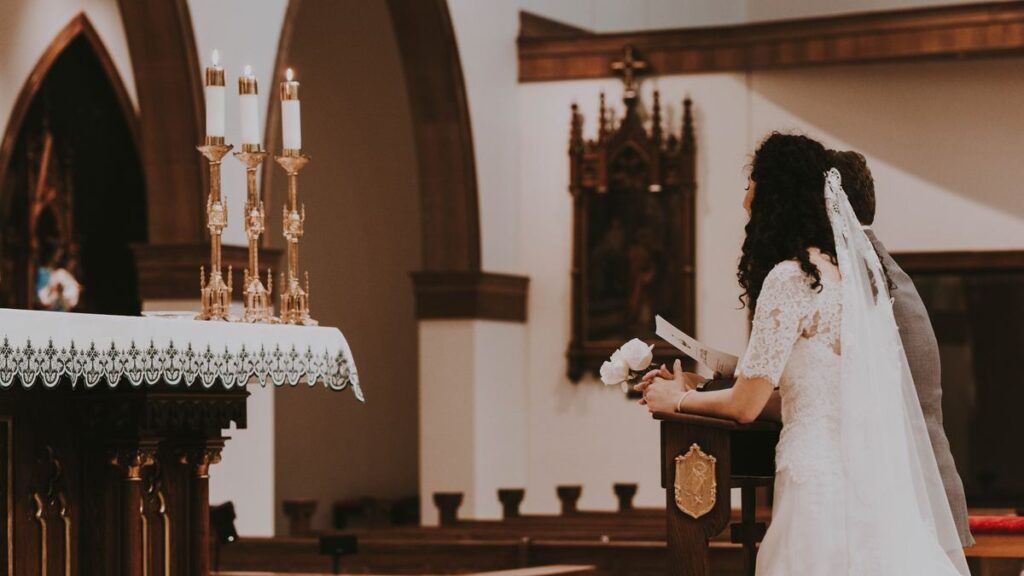 Protokół przedślubny - para młoda w kościele po spisaniu protokołu małżeńskiego