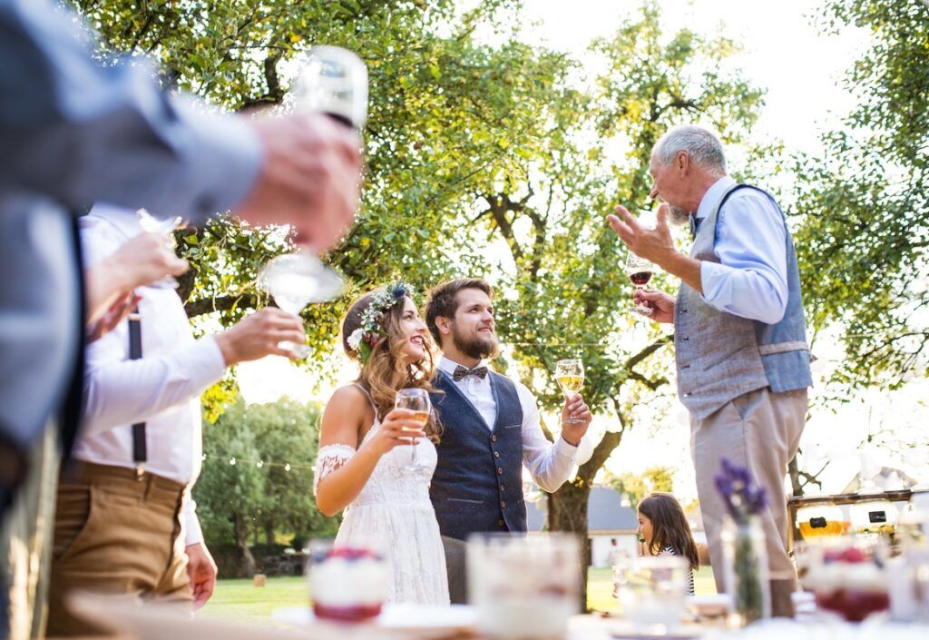 Toasty weselne - ojciec panny młodej wygłaszający toast podczas przyjęcia