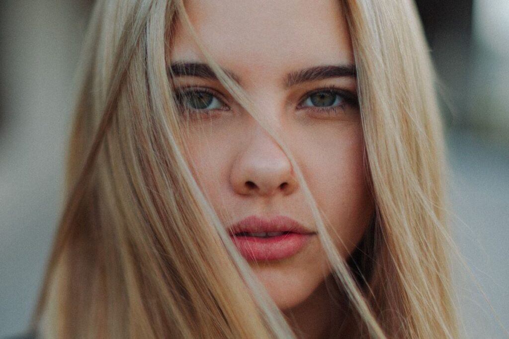 Blondynka w dziennym makijażu