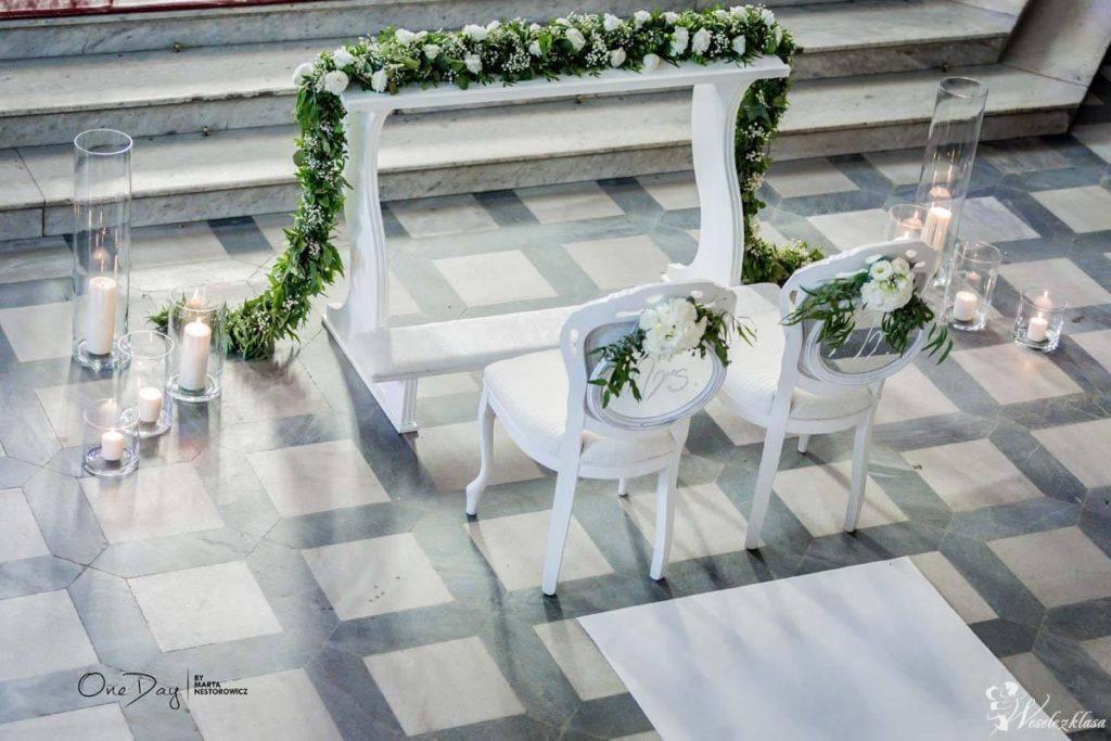 Dekoracja kościoła na ślub białe krzesła i klęcznik