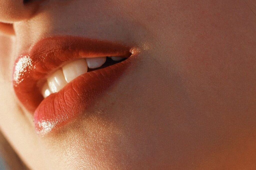 Usta pomalowane szminką z lekkim połyskiem